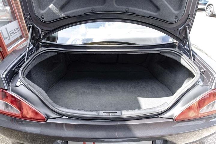 Grå Peugeot 406 fra 2001 set udefra