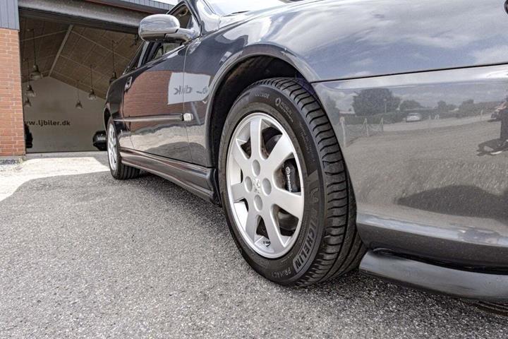 Grå Peugeot 406 fra 2001 set udefra