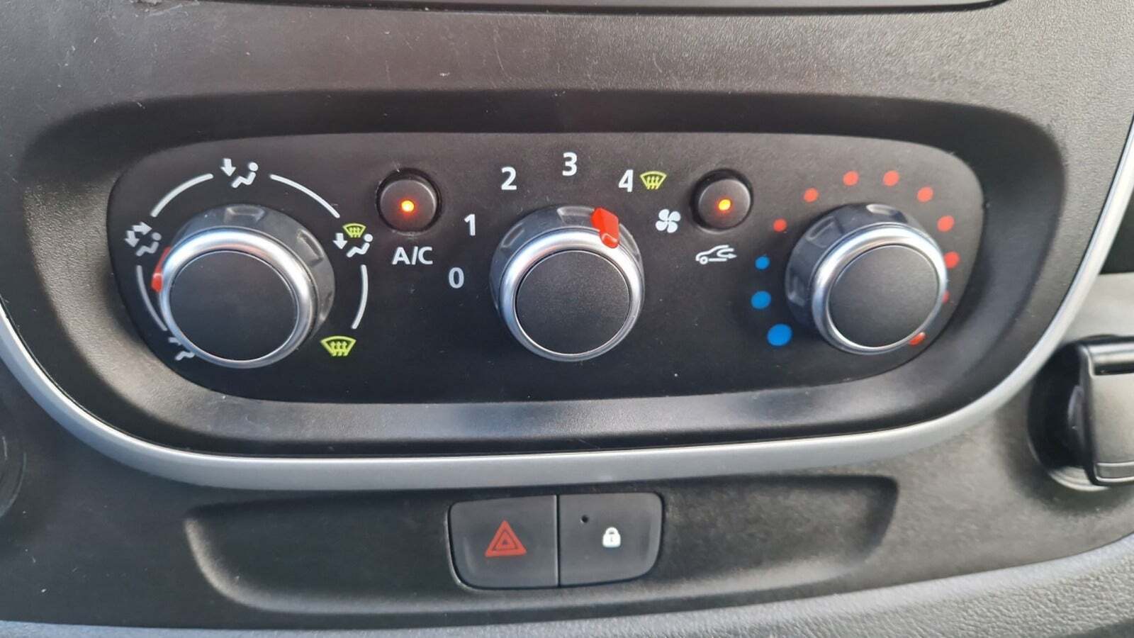 Hvid Renault Trafic T29 fra 2019