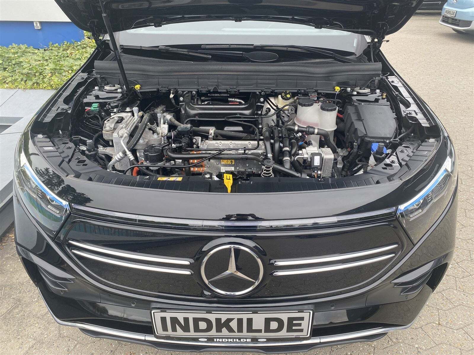Sort Mercedes EQB300 fra 2022