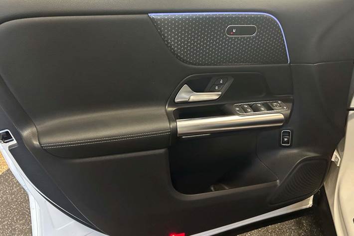 Hvid Mercedes EQA250+ fra 2024