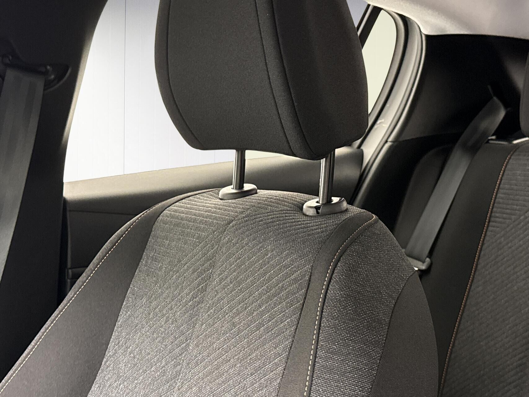 Hvid Peugeot e-208 fra 2025