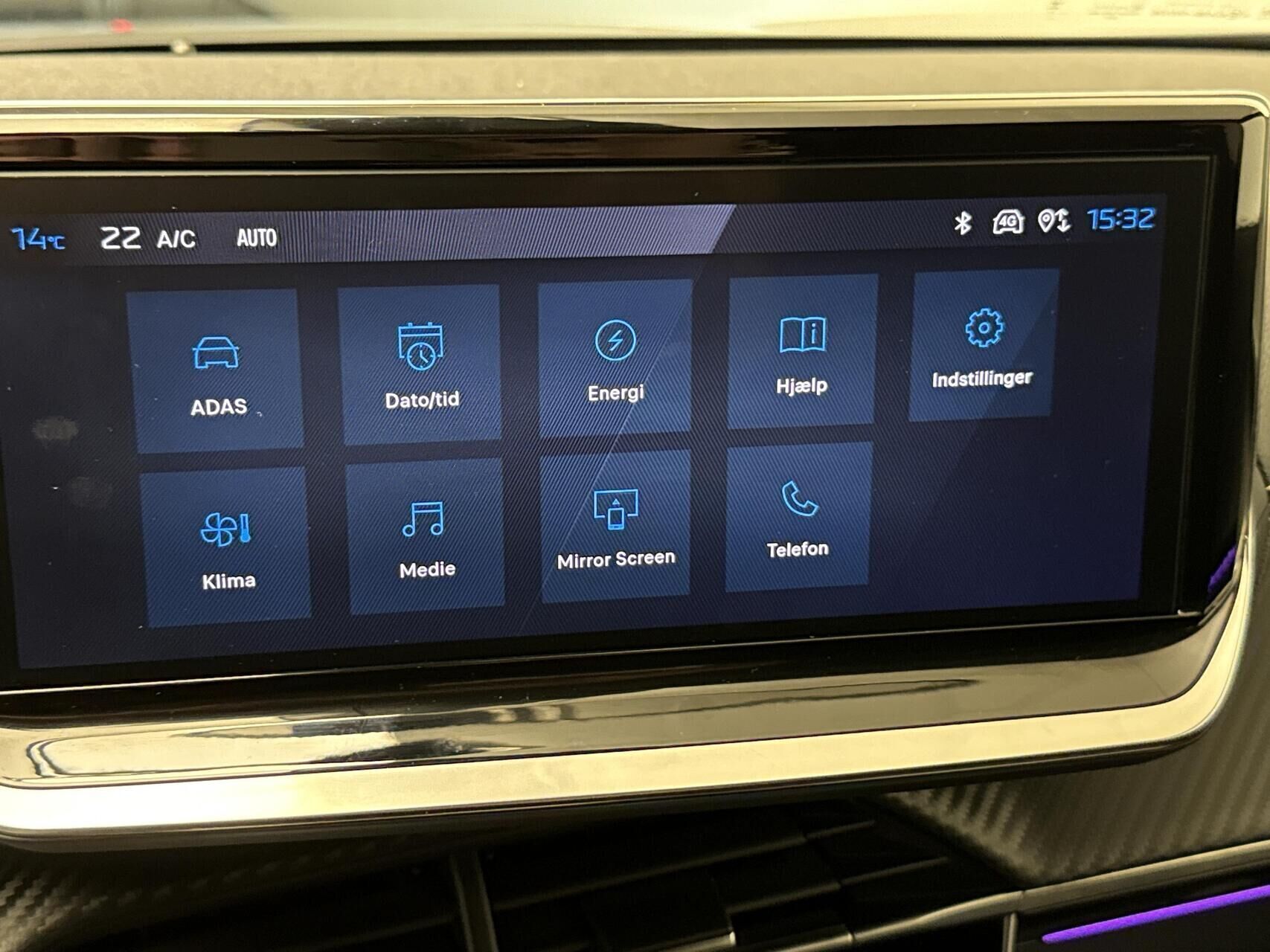 Grå Peugeot e-2008 fra 2024