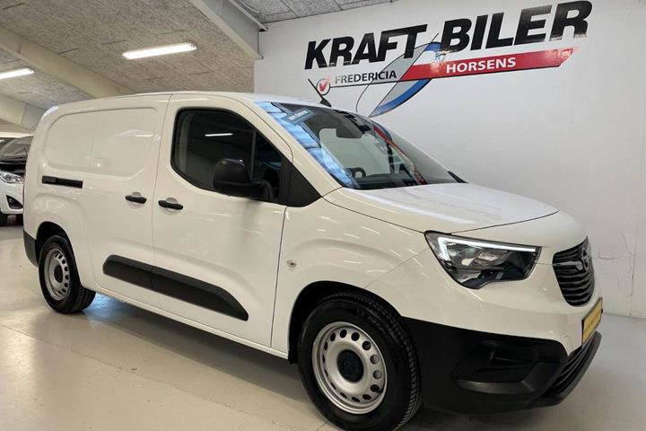 Hvid Opel Combo-e fra 2022 set udefra