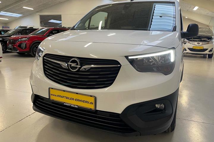 Hvid Opel Combo-e fra 2022 set udefra