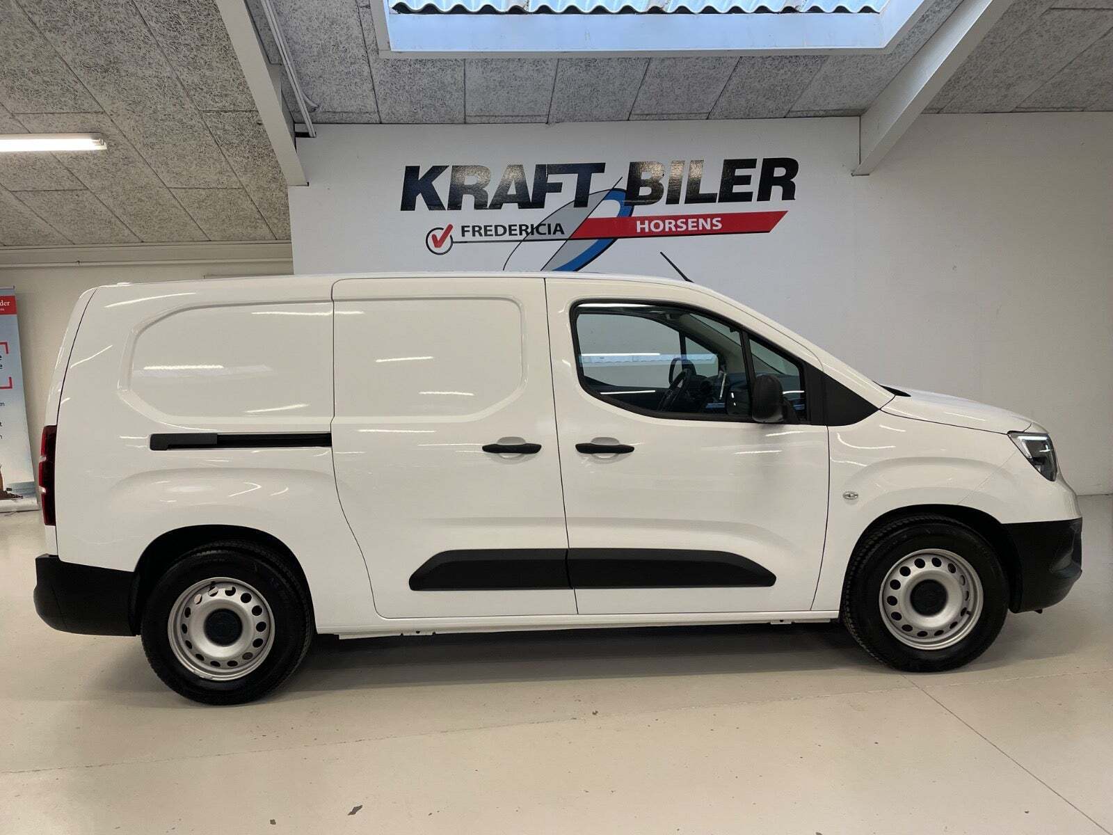 Hvid Opel Combo-e fra 2022