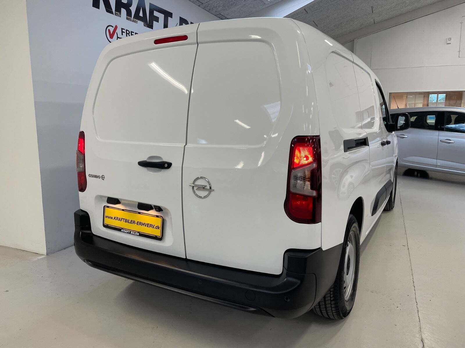 Hvid Opel Combo-e fra 2022 set udefra