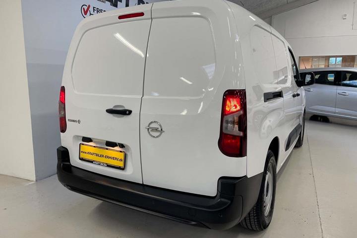 Hvid Opel Combo-e fra 2022 set udefra