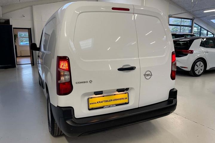 Hvid Opel Combo-e fra 2022 set udefra