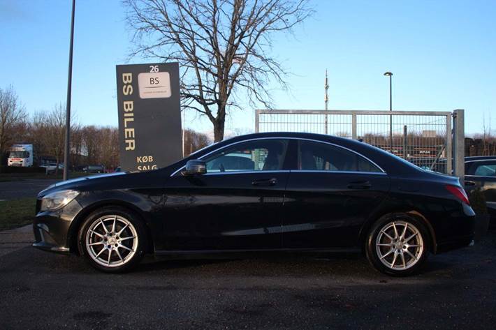 Sort Mercedes CLA220 fra 2013