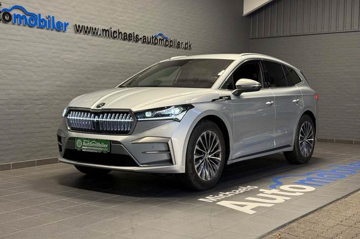 Sølv Skoda Enyaq fra 2025 set udefra