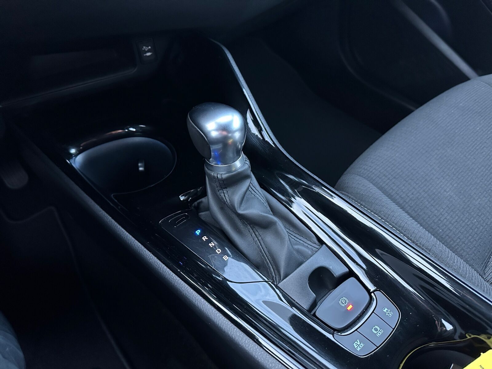 Sort Toyota C-HR fra 2019