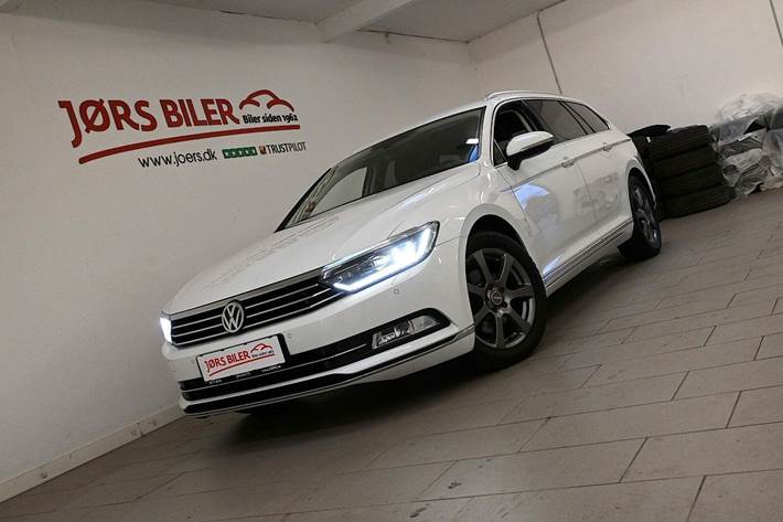 Hvid VW Passat fra 2016 set udefra