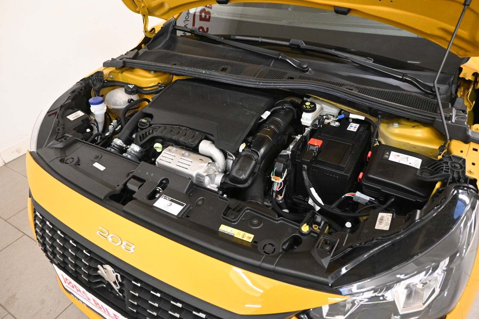 Gul Peugeot 208 fra 2023