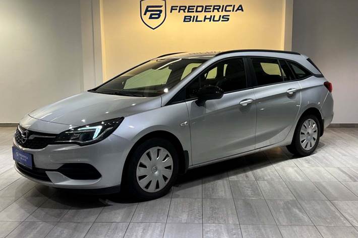 Sølv Opel Astra fra 2022 set udefra