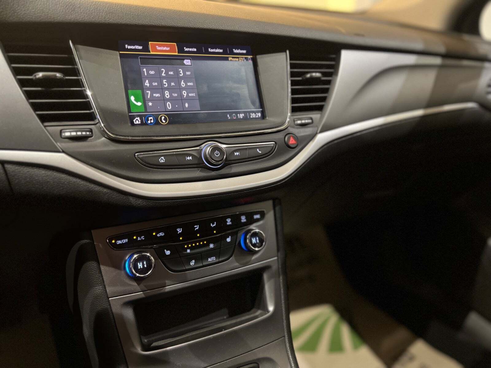 Sølv Opel Astra fra 2022