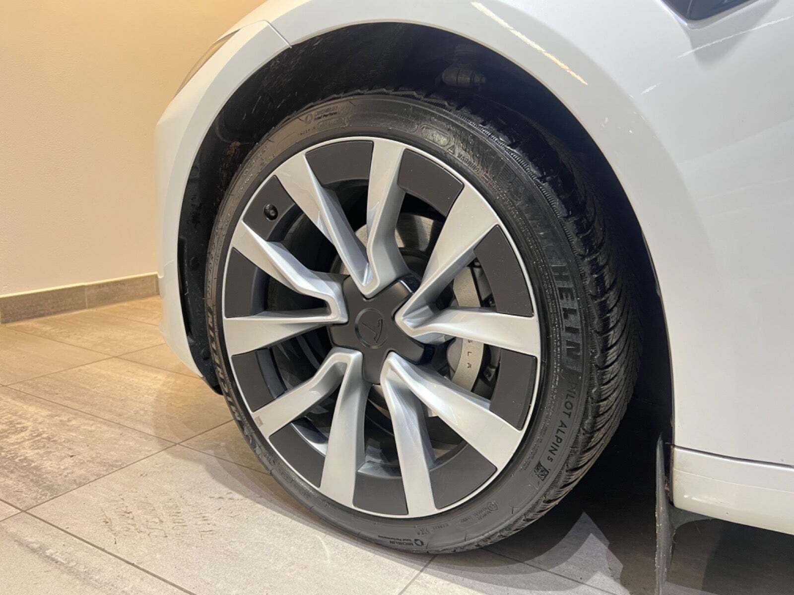 Hvid Tesla Model 3 fra 2024