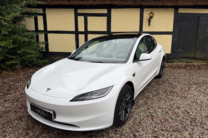 Hvid Tesla Model 3 fra 2024 set udefra