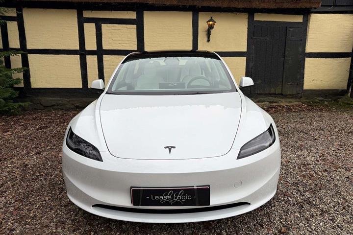 Hvid Tesla Model 3 fra 2024