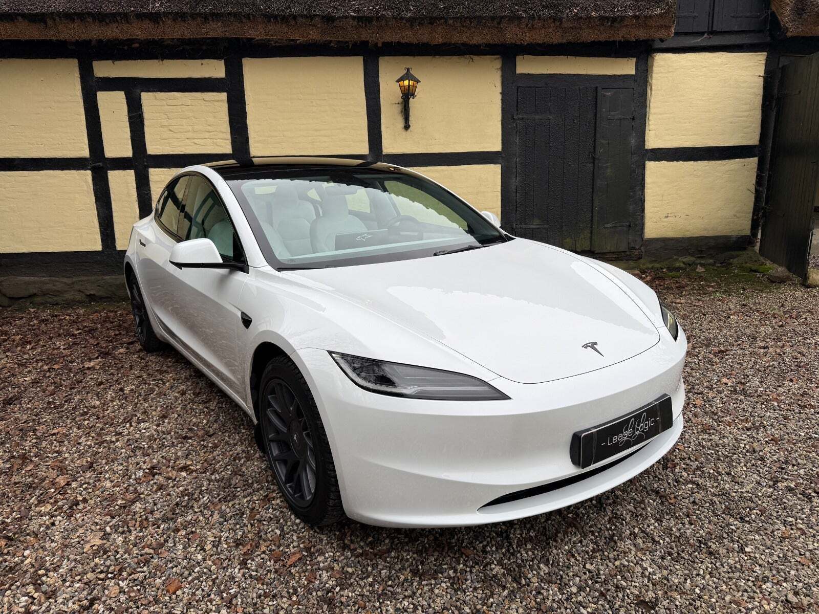 Hvid Tesla Model 3 fra 2024