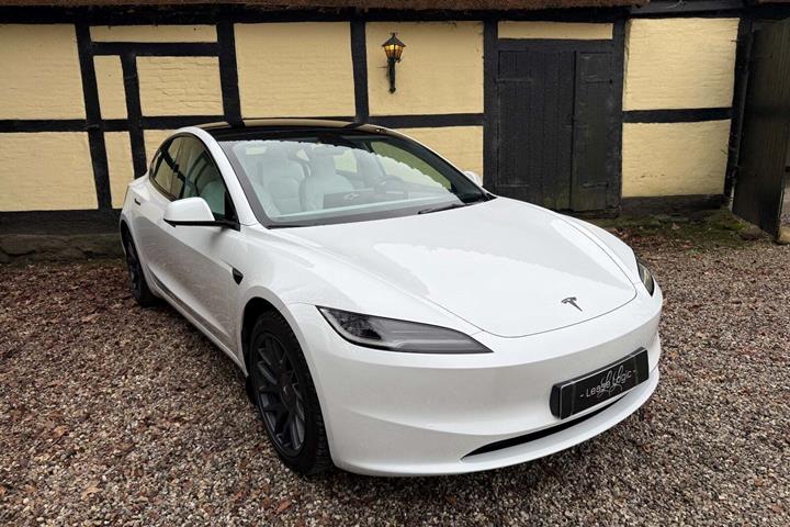 Hvid Tesla Model 3 fra 2024