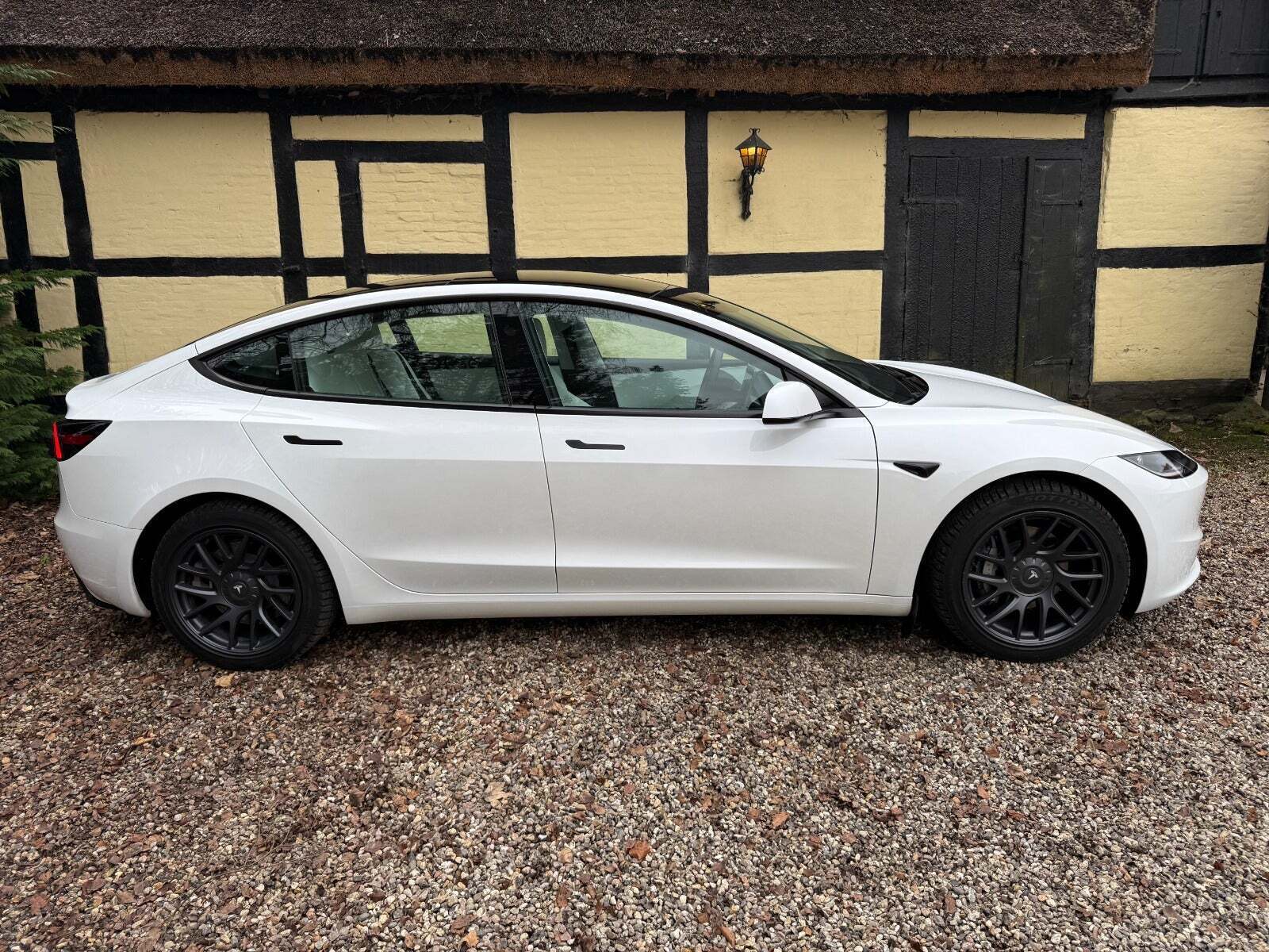 Hvid Tesla Model 3 fra 2024