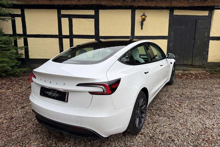 Hvid Tesla Model 3 fra 2024