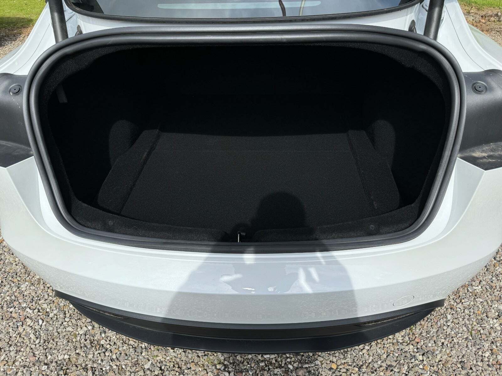 Hvid Tesla Model 3 fra 2024