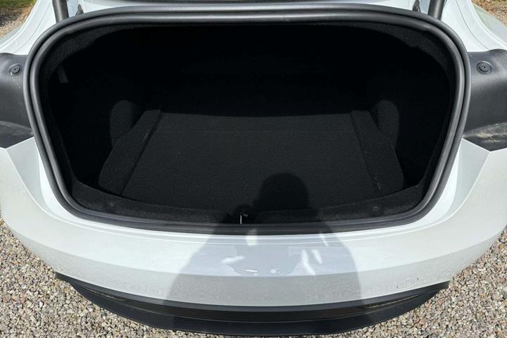 Hvid Tesla Model 3 fra 2024