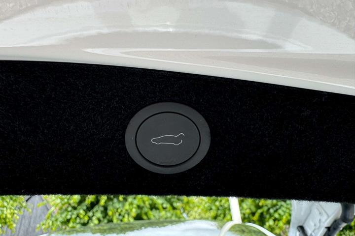 Hvid Tesla Model 3 fra 2024