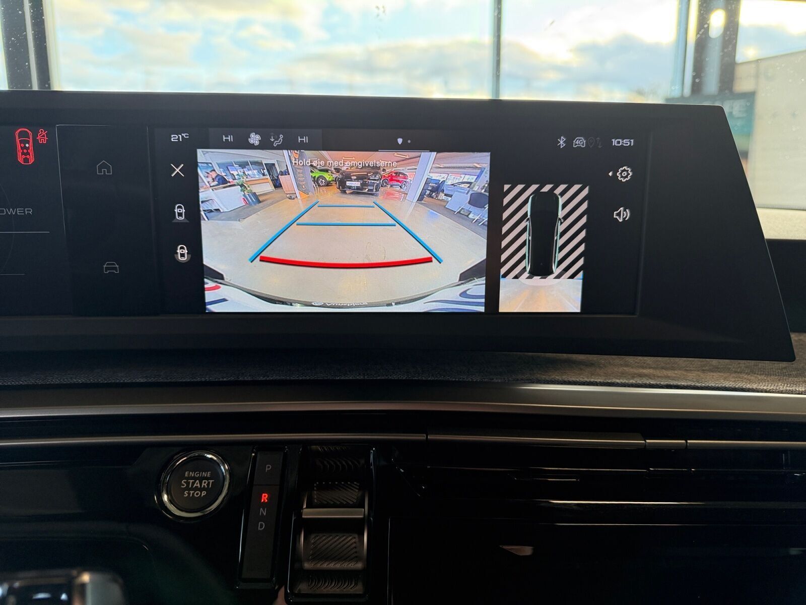 Blå Peugeot e-5008 fra 2025