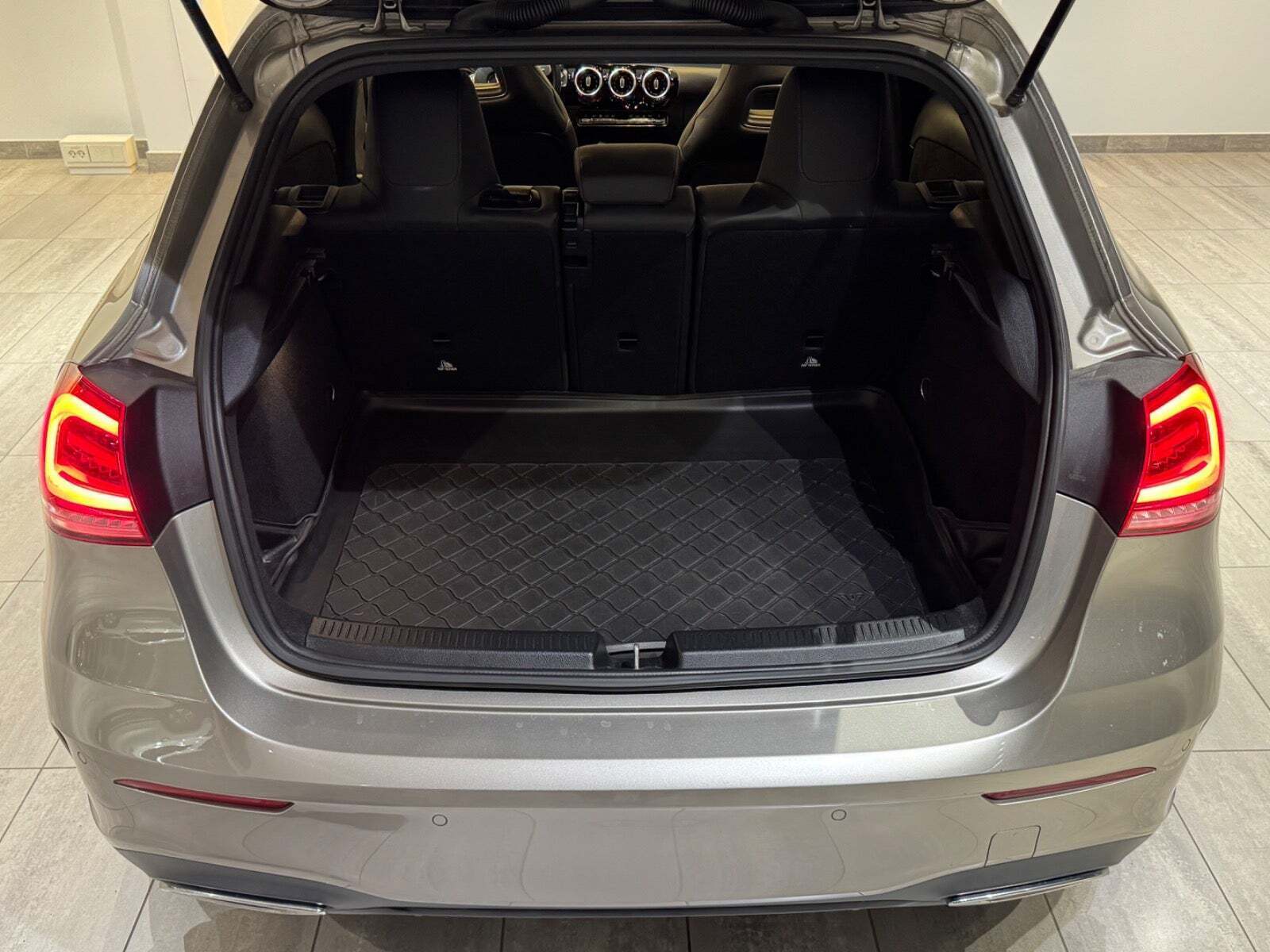 Grå Mercedes A200 d fra 2020