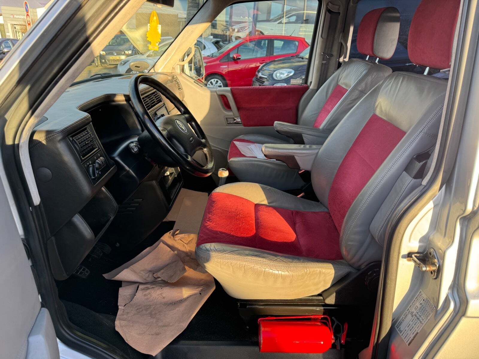 undefined VW Caravelle fra 2000 set indefra