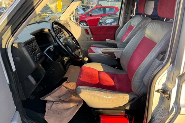 undefined VW Caravelle fra 2000 set indefra