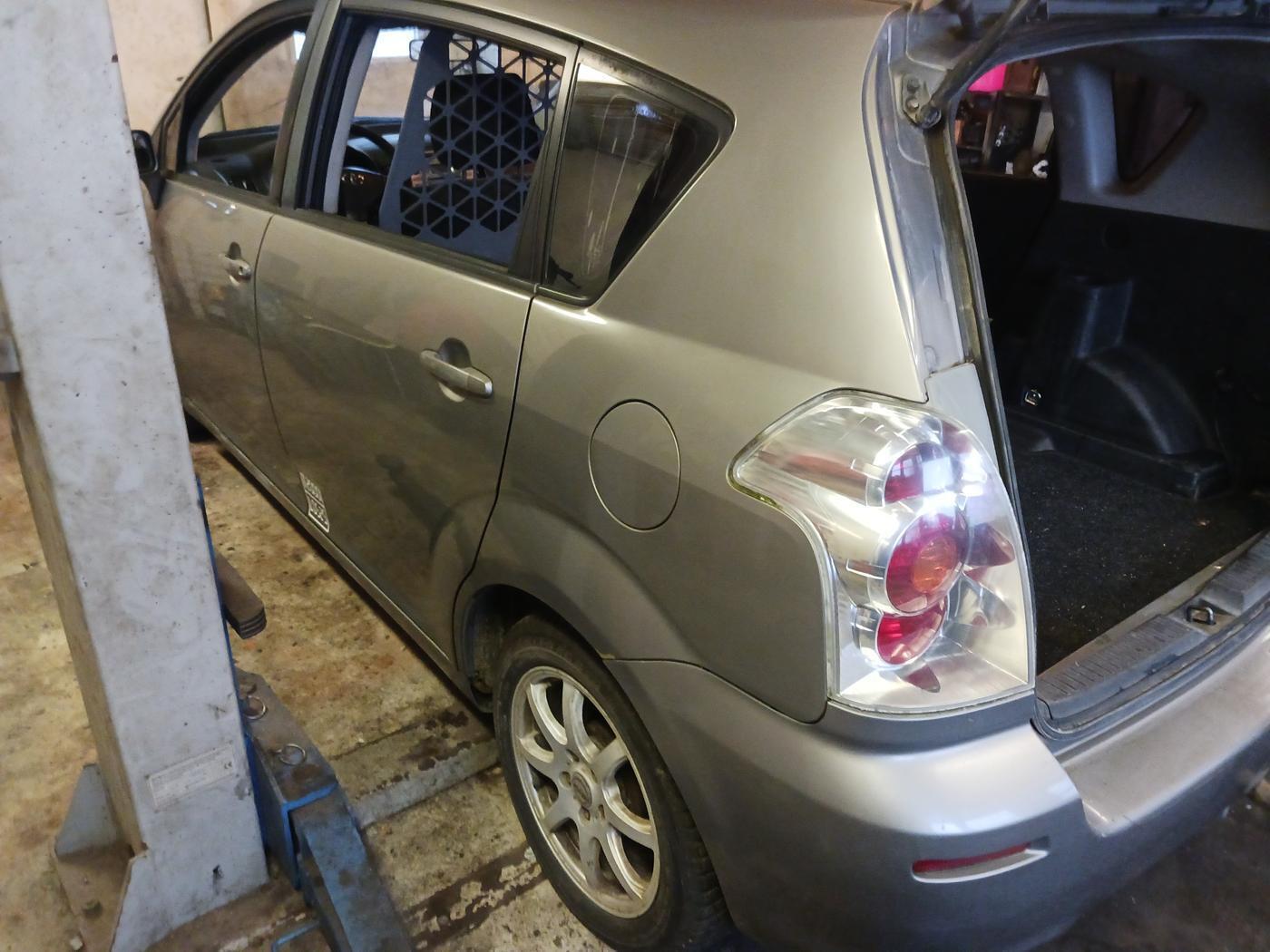 Grå Toyota Corolla Verso fra 2006