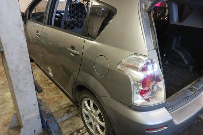 Grå Toyota Corolla Verso fra 2006