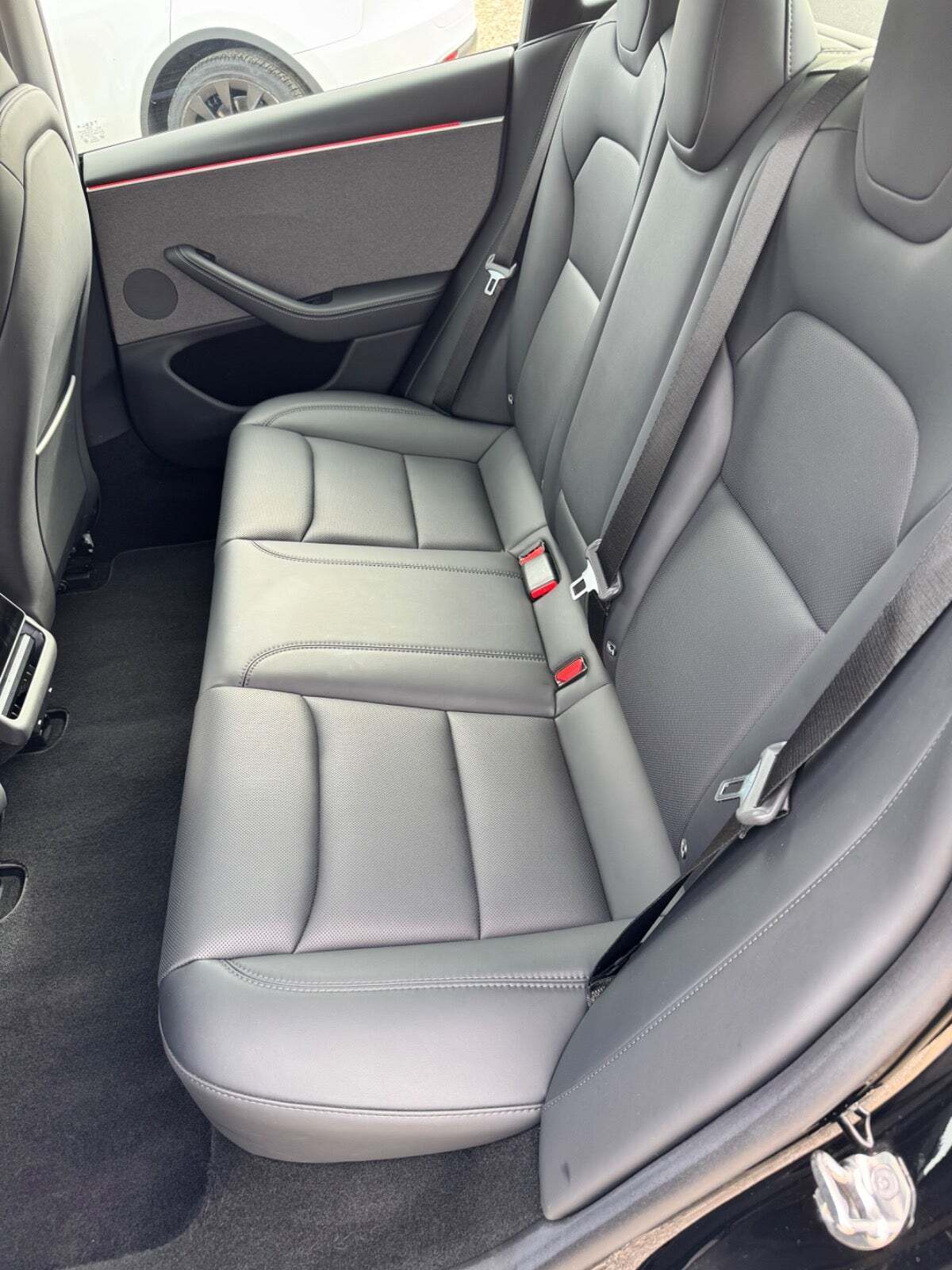 Sort Tesla Model 3 fra 2024