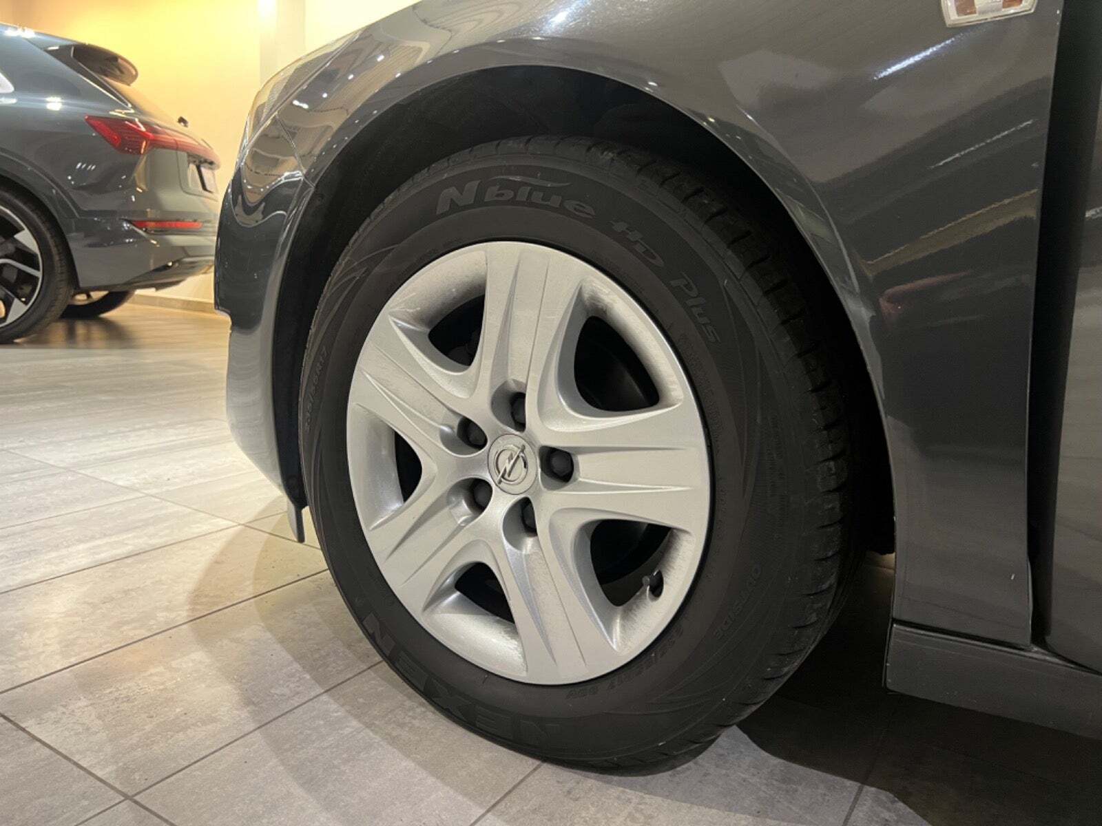 Grå Opel Insignia fra 2014