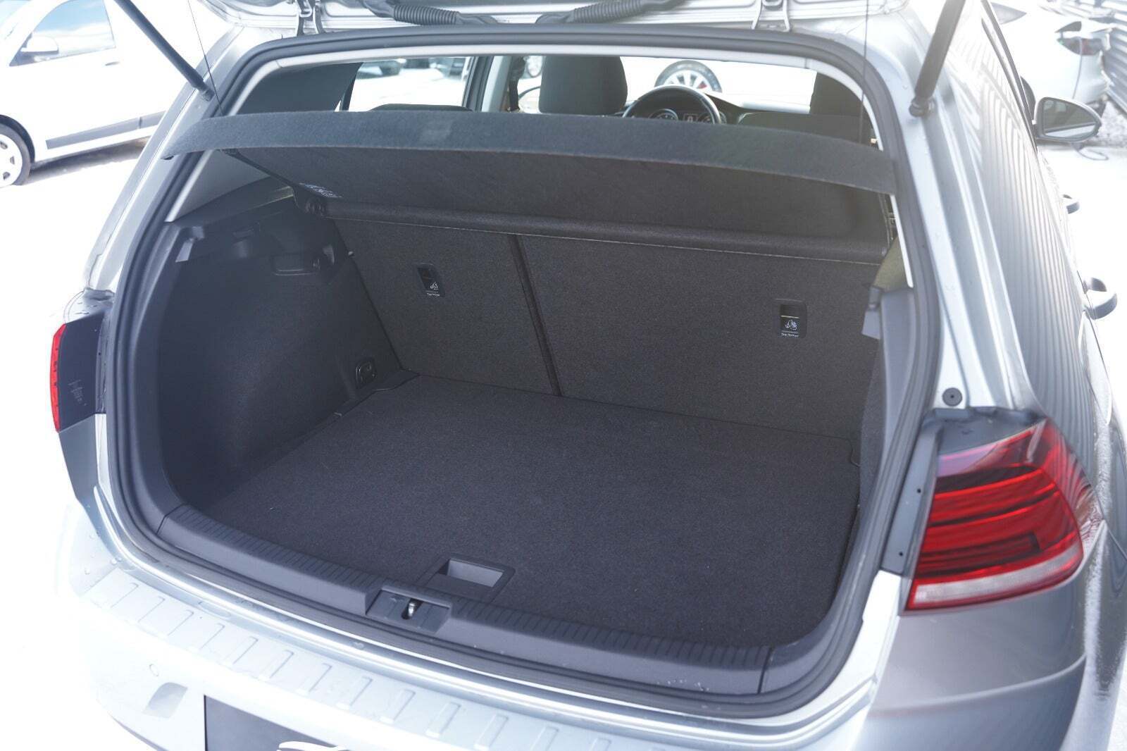 Grå VW Golf VII fra 2018