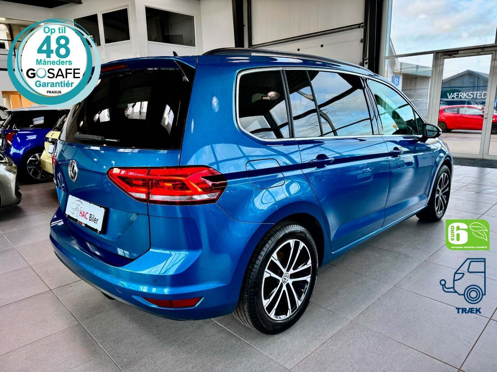 Gul VW Touran fra 2019