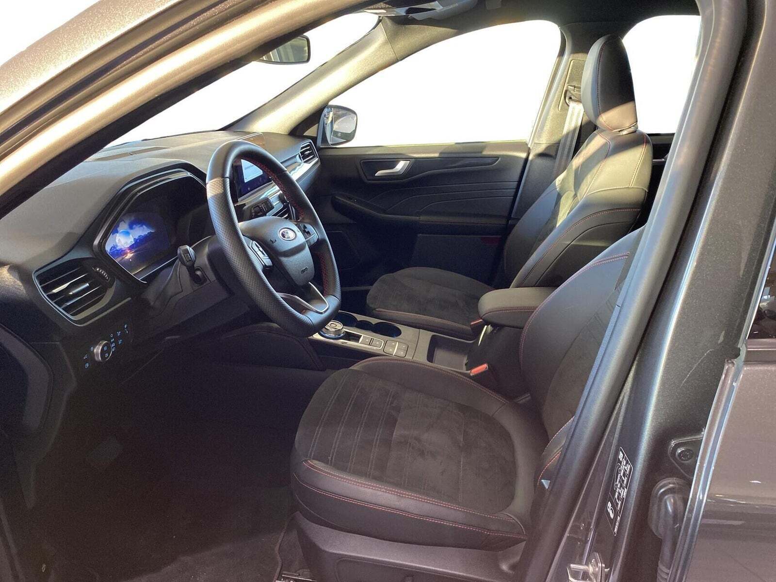 Grå Ford Kuga fra 2023