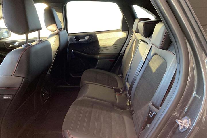 Grå Ford Kuga fra 2023