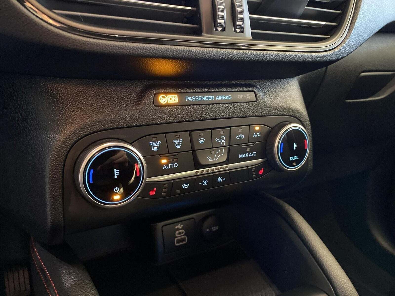 Grå Ford Kuga fra 2023