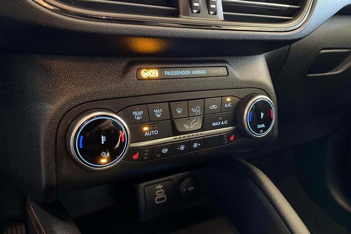 Grå Ford Kuga fra 2023