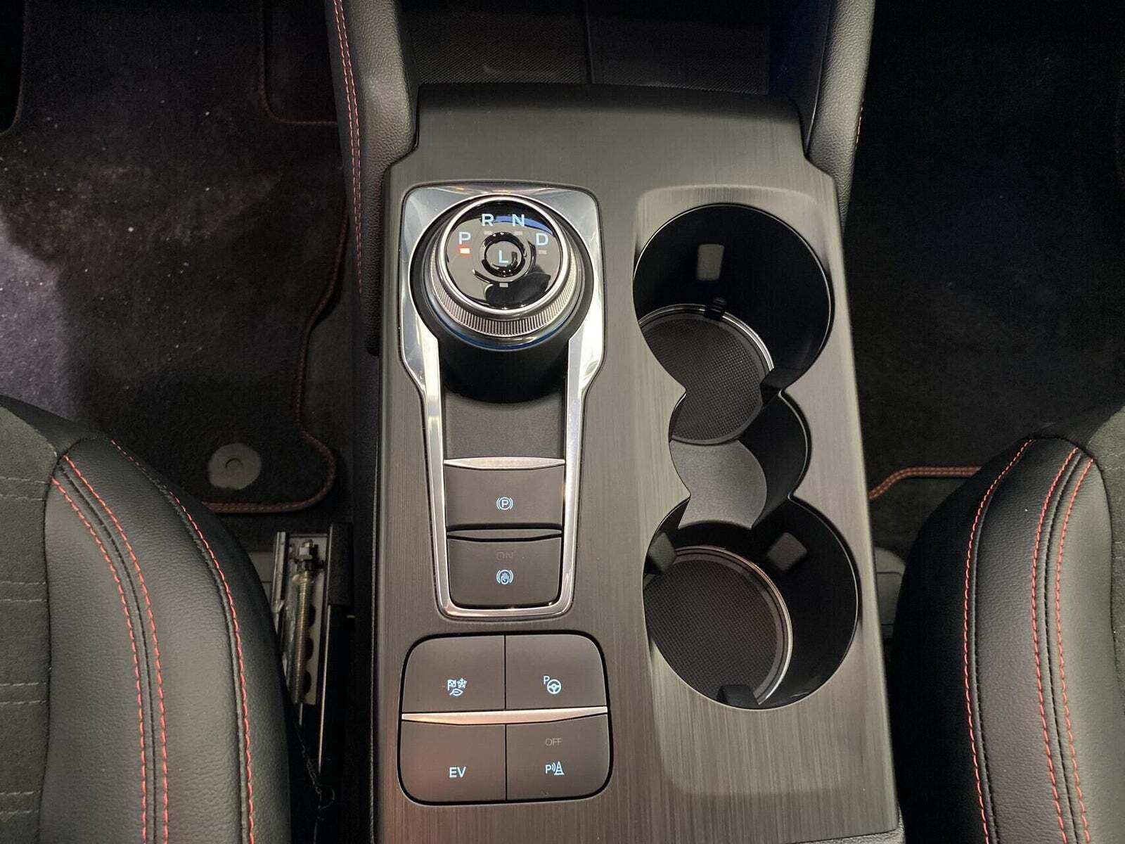Grå Ford Kuga fra 2023