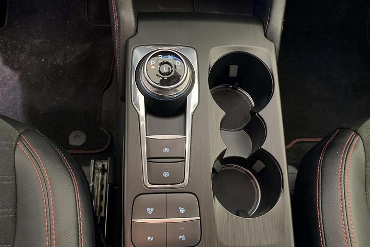 Grå Ford Kuga fra 2023