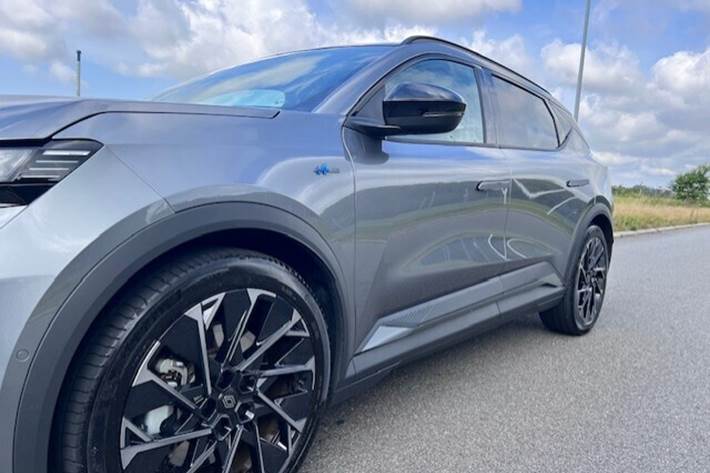 Grå Renault Scénic fra 2025