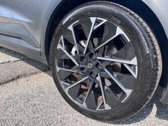 Grå Renault Scénic fra 2025