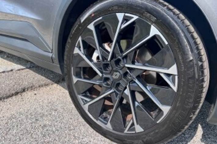 Grå Renault Scénic fra 2025