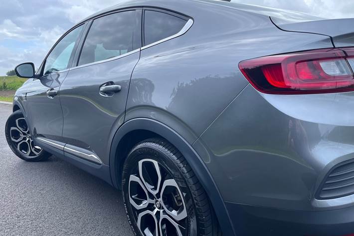 Grå Renault Arkana fra 2023